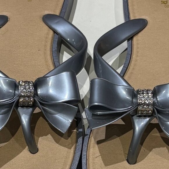 Joe Boxer Silver Flip Flops with Bow and Rhinestone Detail Size 7/8 - Picture 2 of 8